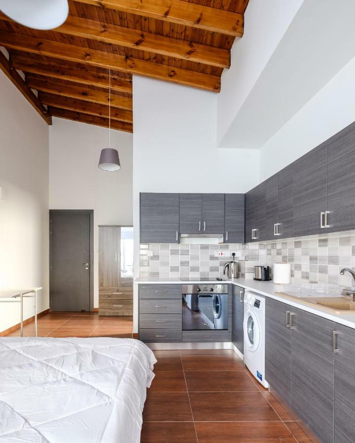 The Loft Studio Apartment Larnaca Bagian luar foto
